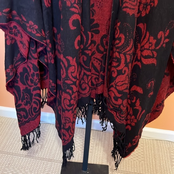 Reversible damasks pattern shawl with fringe One Size - Picture 2 of 8